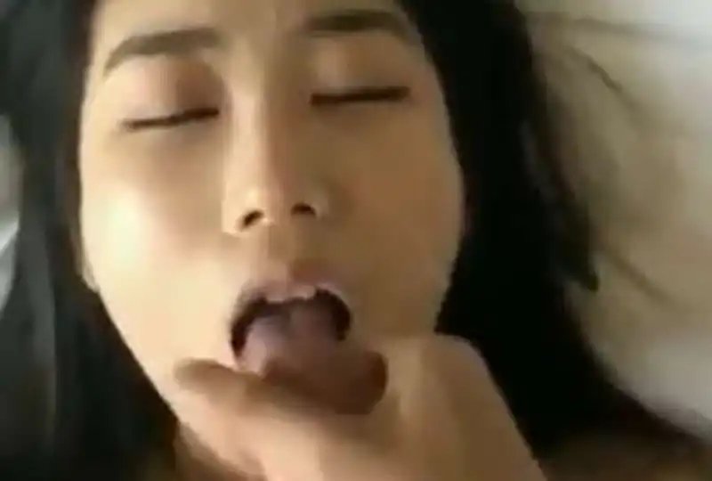 亞裔美女留學爽吃洋屌 牛奶全射進嘴裡